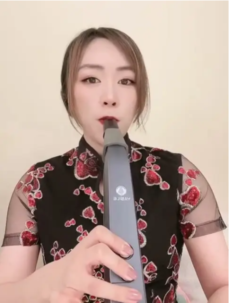 電吹管女.png